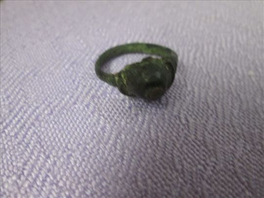 Rimski prsten sa crnim kamenom