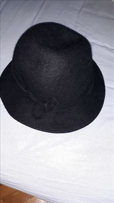 Crni damski šešir sa trakicom
