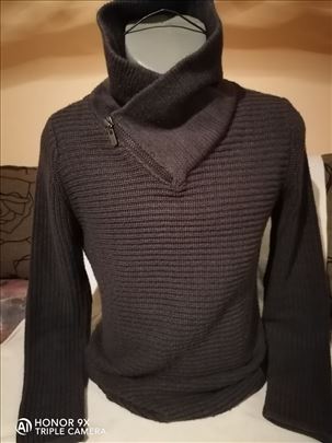 džemper sa rol kragnom na zip