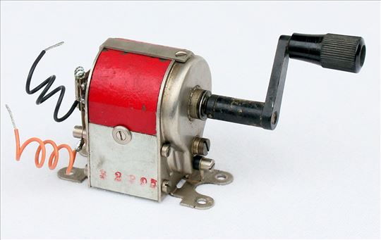 Generator iz indukcionog vojnog poljskog telefona.