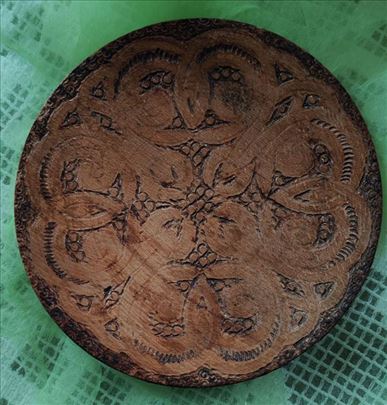 Drveni oslikani tanjir precnika 13 cm