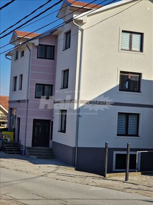 Nov, na lepoj lokaciji, luksuzno namešten 1.5 stan