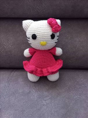 Heklana igračka Hello Kitty, amigurumi 