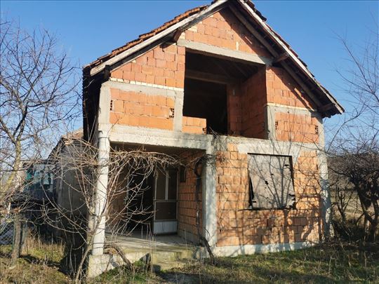 Seoska nezavršena kuća u blizini Jagodine
