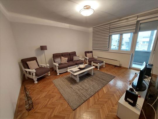 Dorćol, renoviran trosoban stan sa parkingom