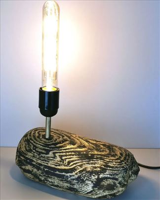 Unikatna lampa od paljenog drveta iz vode 