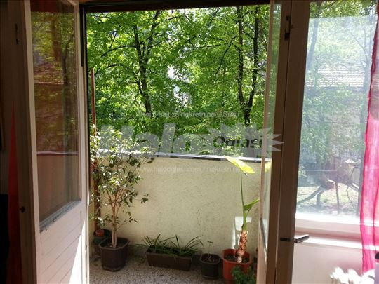 Prostrana garsonjera u centru Dorćola