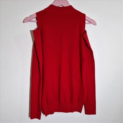 Crveni džemper sa izrezima na ramenima
