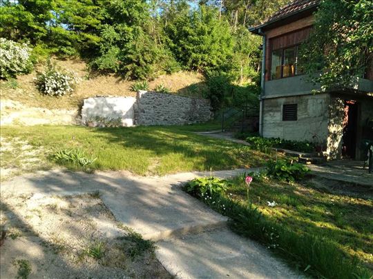 Lepa porodična kuća u Beočin selu hitno