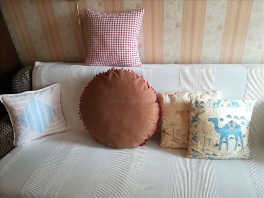 Set većih jastuka sa pomponima - Novo