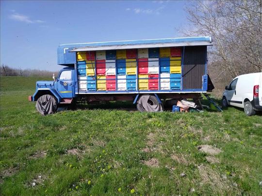 Kamion sa košnicama i pčelama 61 AŽ