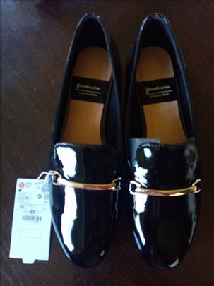 Cipele crne lakovane br. 38 Stradivarius 