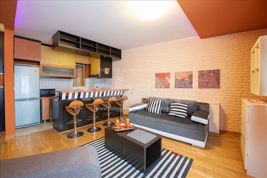 Sređen, moderan dvosoban u stan u Južnom bulevaru 