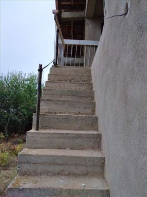 Kuća na sprat sa spoljnim stepenicama