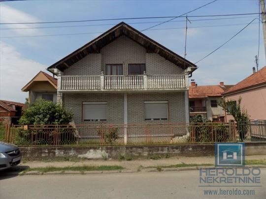 Na prodaju spratna kuća u Ćupriji na placu površin