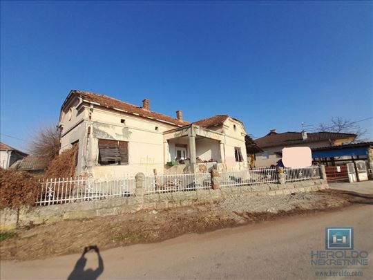 Plac sa starijom kućom na prodaju u Ćupriji