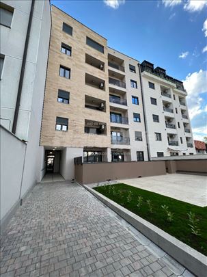 Novo, prostran, sa dvorištem i garažom