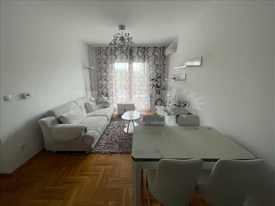Izdajem stan Zemun-Gornji grad