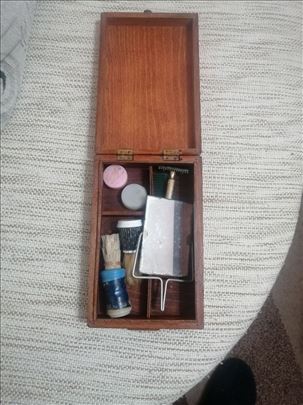 Stara kutija za pribor za brijanje.
