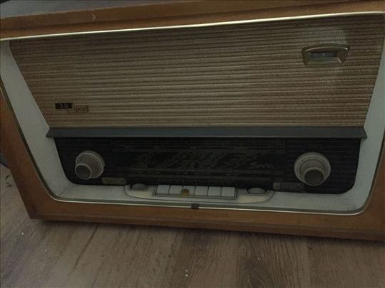Stari radio aparat.....