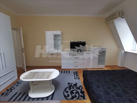 Izdajem stan u centru Beograda