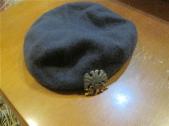 Teget beretka iz 1995 sa oznakom