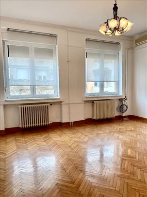 Centar 90m lux salonski stan