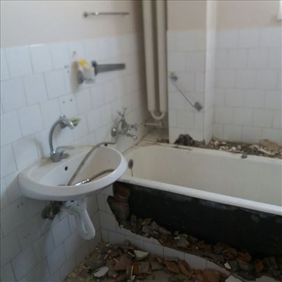 Skidamo staru keramiku sanitarije odvoz
