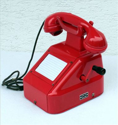 Stari induktorski telefon, crveni.