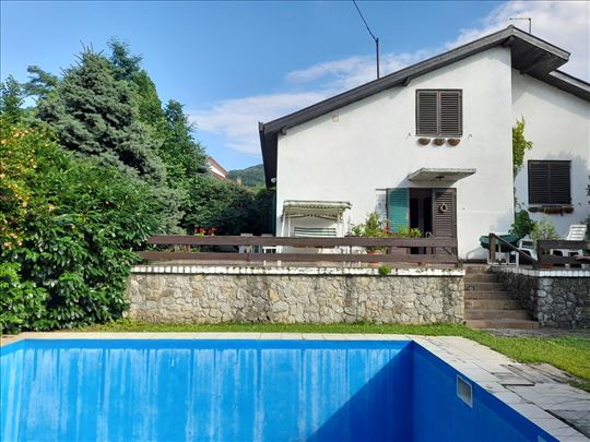 Na prodaju kuća u Vršcu sa bazenom