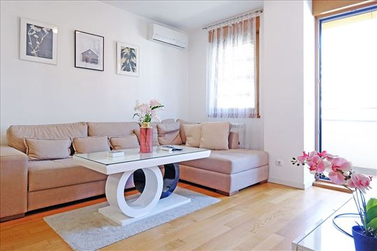 A blok moderan, 2.0 sređen, sa garažnim mestom