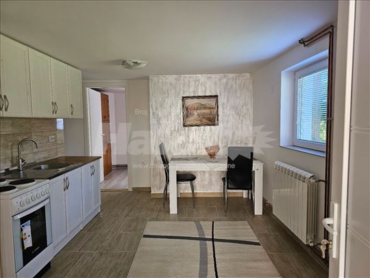 Lep nov trosoban stan na Banjici