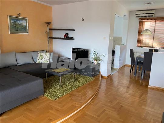 Lux 2,5 namesten stan, u cenu ukljucen info stan