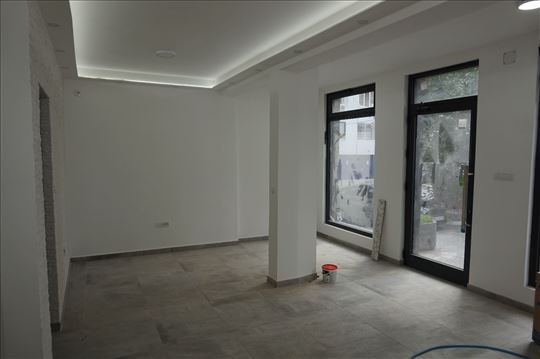 Extra Lux renoviran lokal sa parkingom