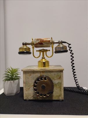Stilski telefon od oniksa i mesinga