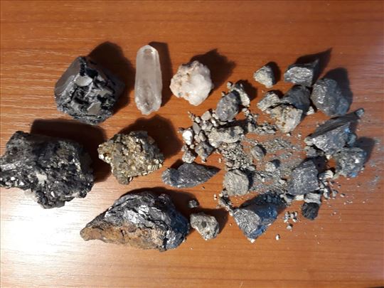 Zbirka raznih minerala i kristala