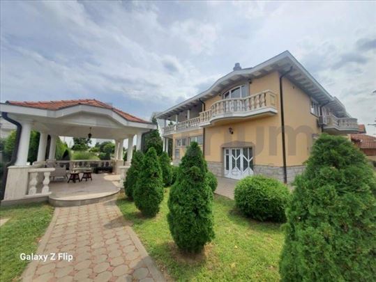 Prelepa vila na prodaju, 40km udaljena od Beograda