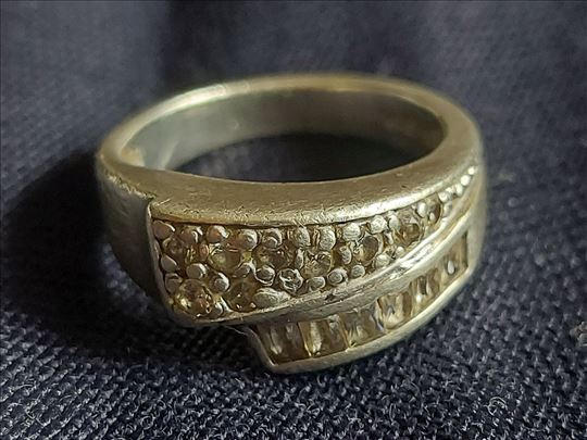 Prelep srebrni prsten sa cirkonima