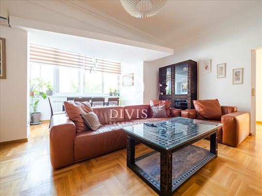 Renoviran salonski stan sa garažom kod Liona,172m2