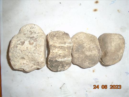 Stara kamena figura 4 dela figurativna 