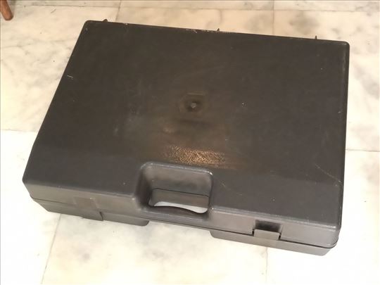 Nov, crni, plastični kofer iz 95-te