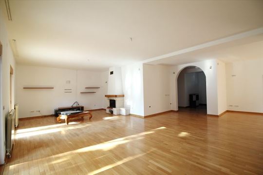 Novija, prostrana kuća sa dvorištem,Senjak,ID 4101