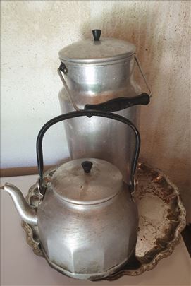 Čajnik i posuda za mleko iz starinarnice