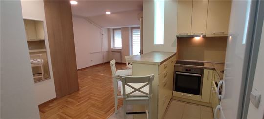 Klare Cetkin, lep manji stan u mirnom kraju