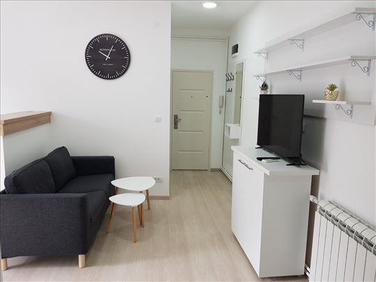 Izdavanje hitno Lekino brdo 1.5 lux+parking 