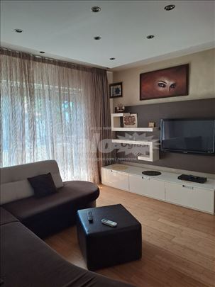 Senjak,namesten 55 m2 sa natkrivenim parkingom