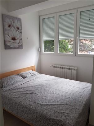 Izdavanje Lekino brdo 1.5 lux sa parking mestomqq