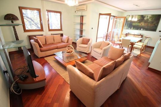 Prostran stan, 4 spavaće, 2 kupatila,garaža,ID9291