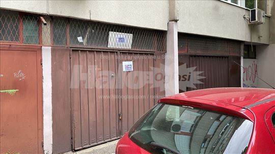 Garaža u zgradi u Mirijevu