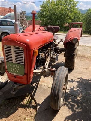 Na prodaju traktor marke Massey Ferguson